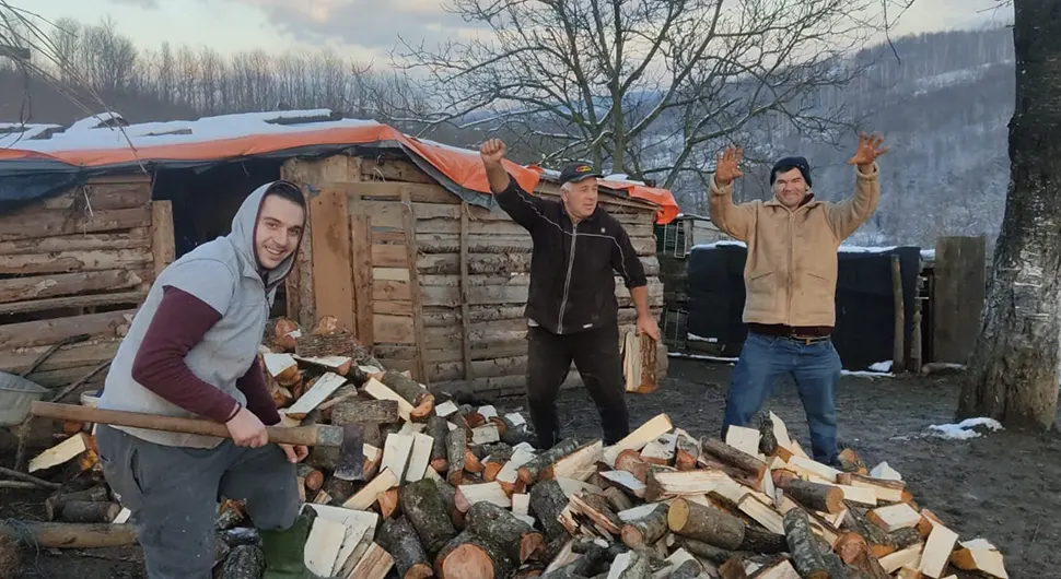 Младићи из БиХ исцијепали дрва породици чији су чланови болесни