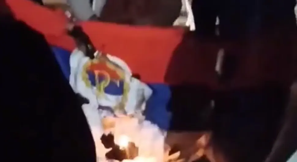 Скандал у Зеници! На Дан Републике уз повике "Алаху Екбер" запалили заставу Српске