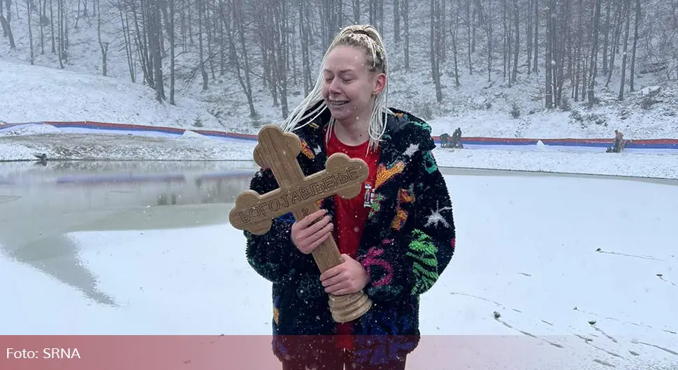 Дјевојке допливале прве до Часног крста
