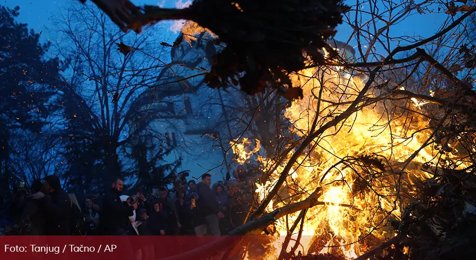 Ево зашто се према црквеном предању сијече и пали бадњак