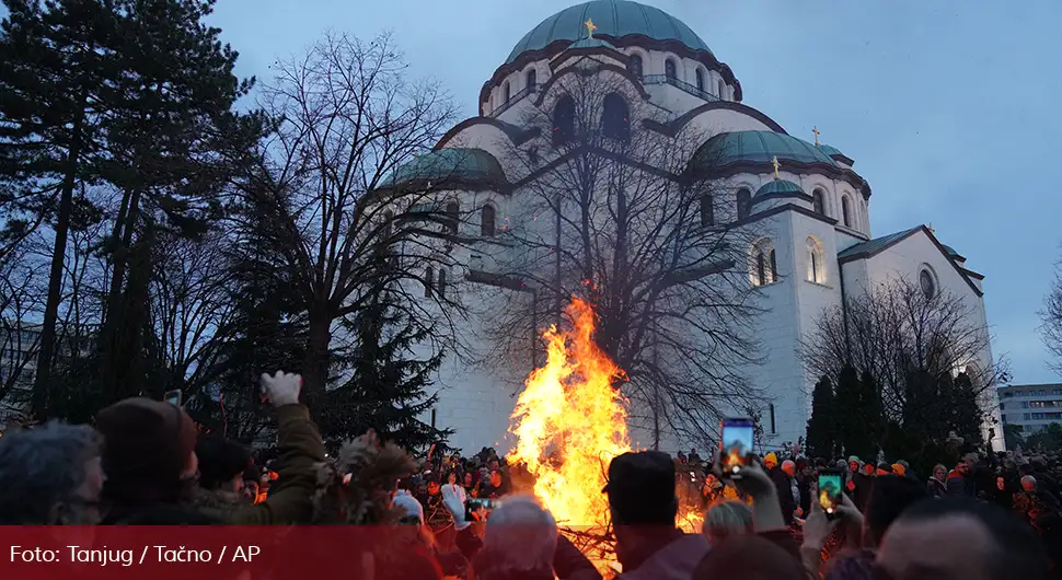 Предиван призор испред Храма Светог Саве: Бројни вјерници паљењем бадњака обиљежили Бадње вече