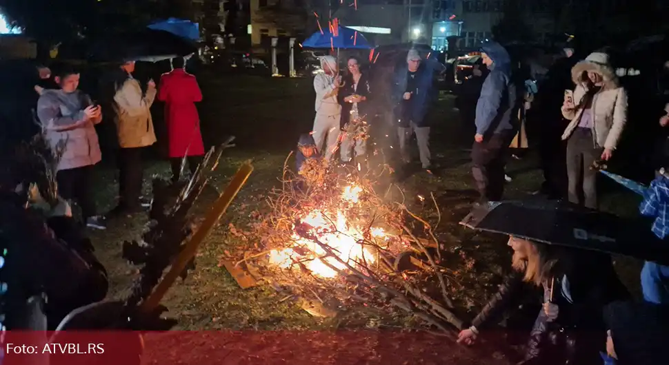 Наложен бадњак пред Црквом Свете Тројице у Бањалуци