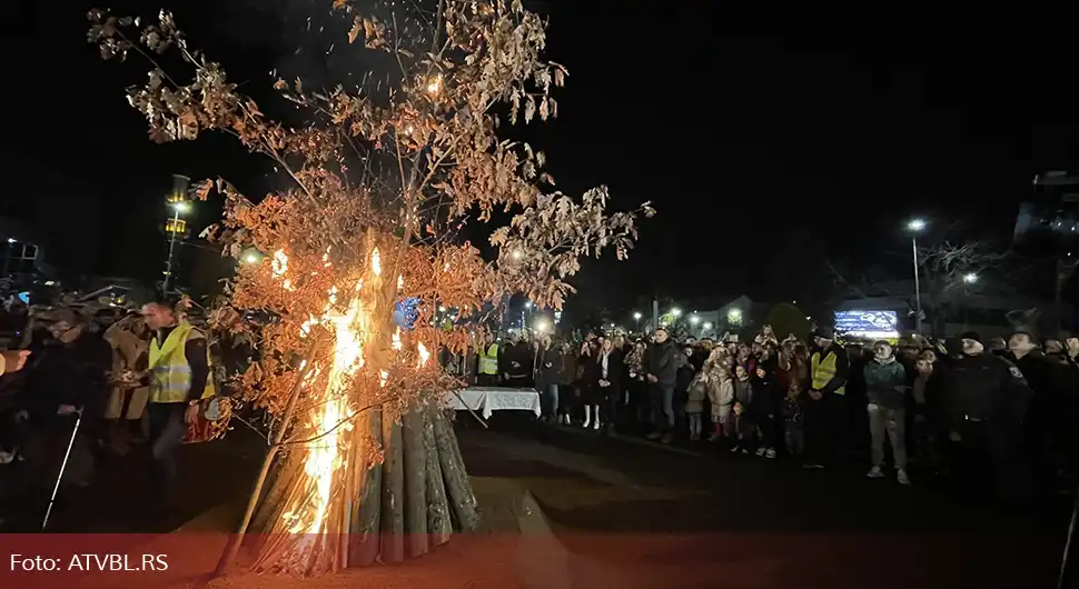 У духу традиције: Наложен бадњак у Бијељини!
