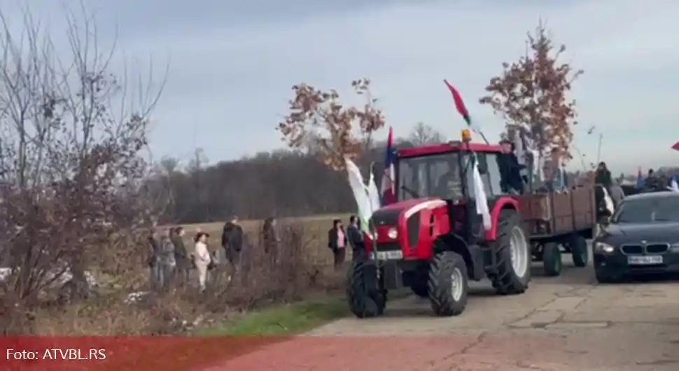 Мјештани Велике Обарске данас сјекли бадњак