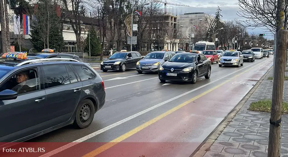 Протест у Бањалуци, незадовољни таксисти у вожњи упозорења