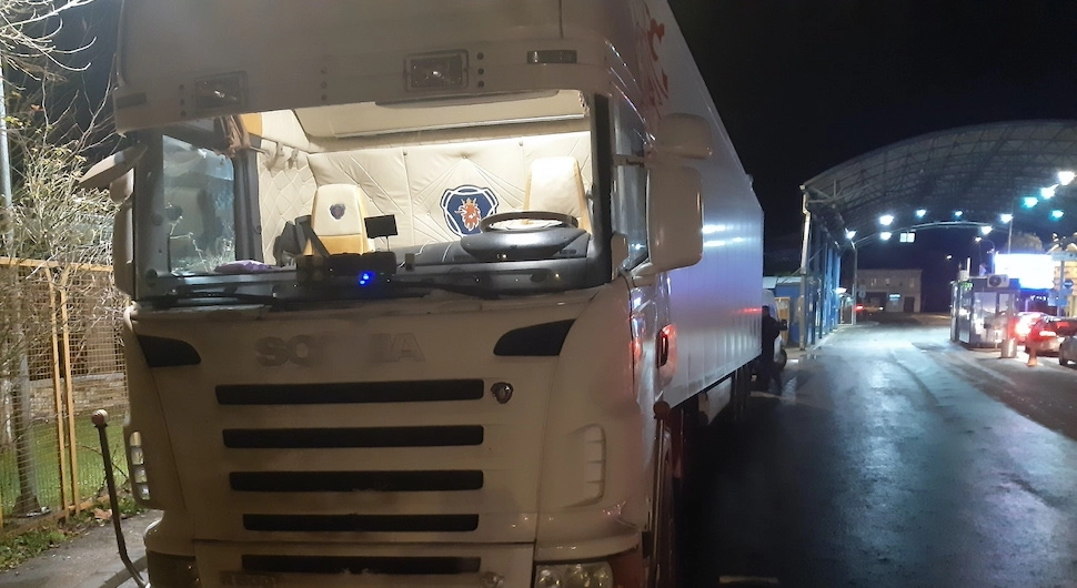 У скривеном простору камиона кријумчарио 27 миграната