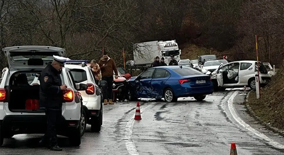 Пет возила се сударило код Травника, има повријеђених