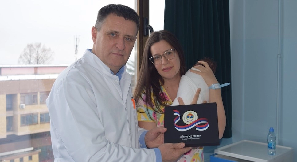 Уручени златници бебама рођеним на Дан Републике