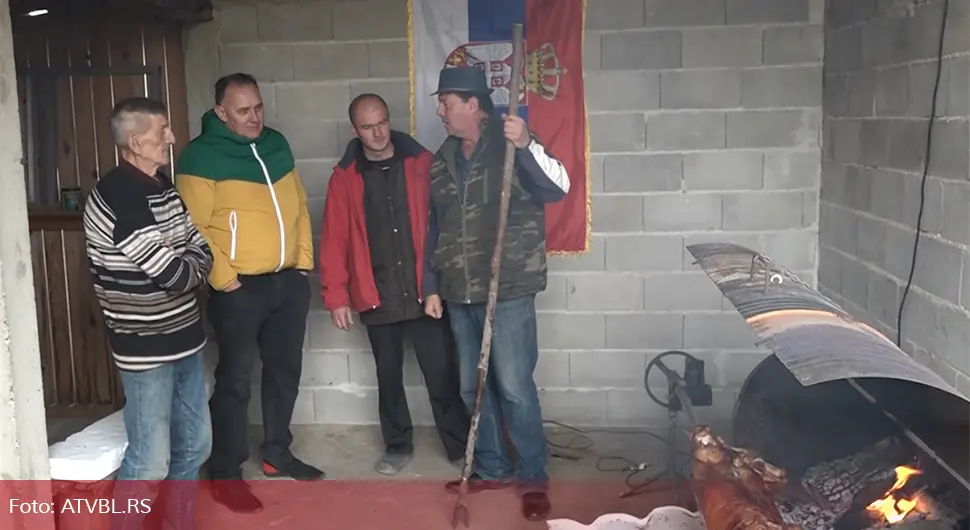 Туциндан у породици Врућинић: Печеница се уз пјесму пече