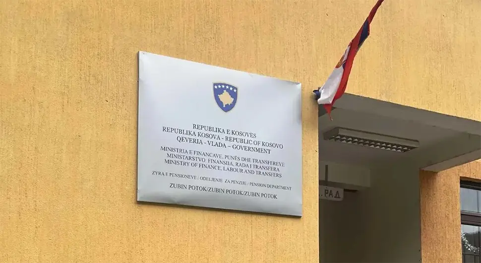 На Згради центра за социјални рад у Зубином Потоку табла приштинских институција