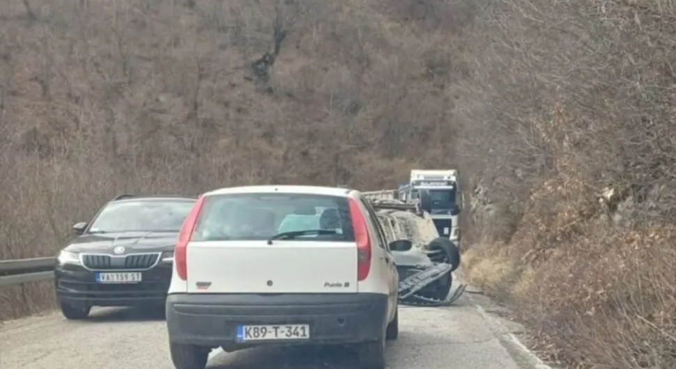 Преврнуо се аутомобил на путу Фоча-Гацко