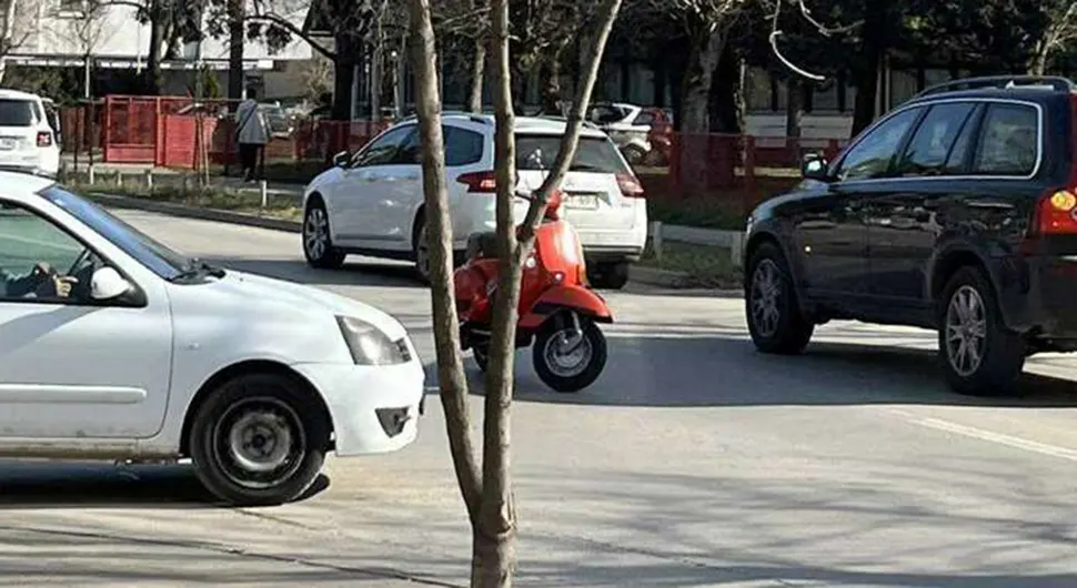 Бахати возач паркирао мотор насред улице у Бањалуци