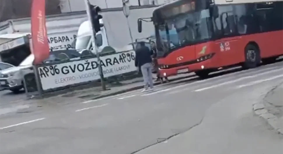 Пијан није дозвољавао аутобусу да крене