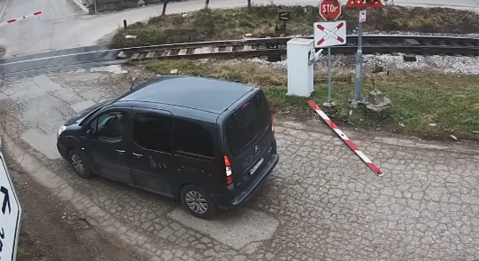 Поломио рампу на пружном прелазу у бањалучком насељу Врбања