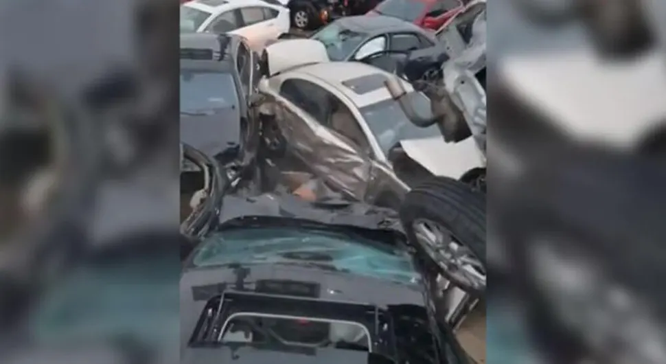 У ланчаном судару учествовали више од 100 аутомобила, крш и лом по цести