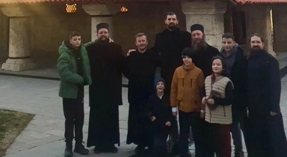 Миротић посјетио светињу на Косову, помагао свештенству и присуствовао на богослужењу