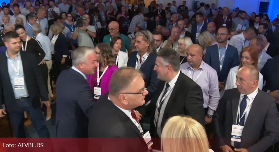 Док ПДП пуца по шавовима, бивши саборци свирају и пјевају