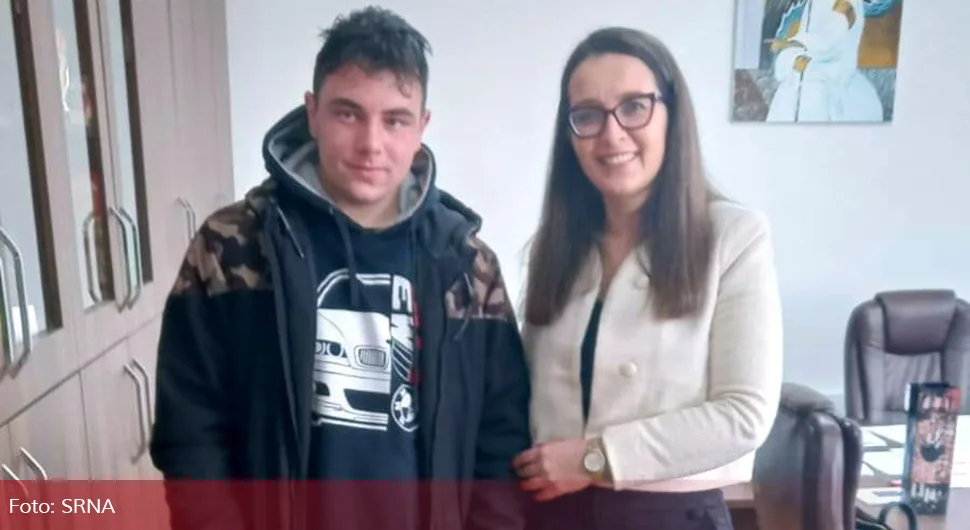 Рунићева угостила Богдана (18) - прву бебу рођену послије рата у Дрвару