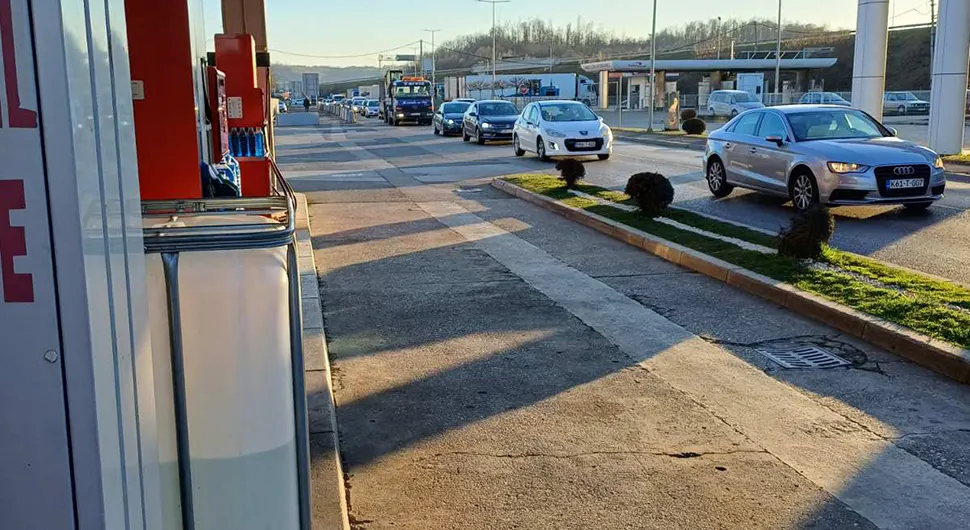 Судар више аута, огромне гужве на путу између Бањалуке и Лакташа