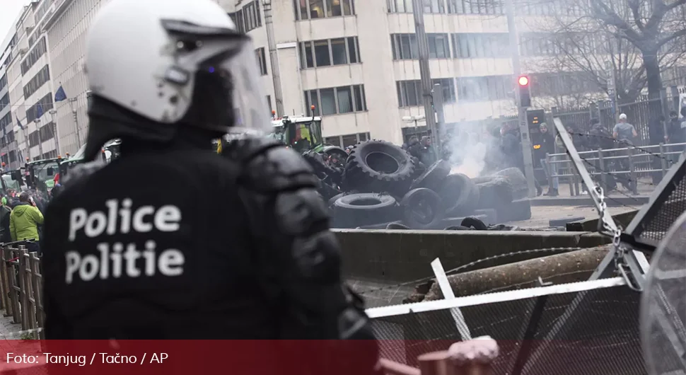 Хаос на улицама Брисела: Пољопривредници полицију засули балегом и димним бомбама