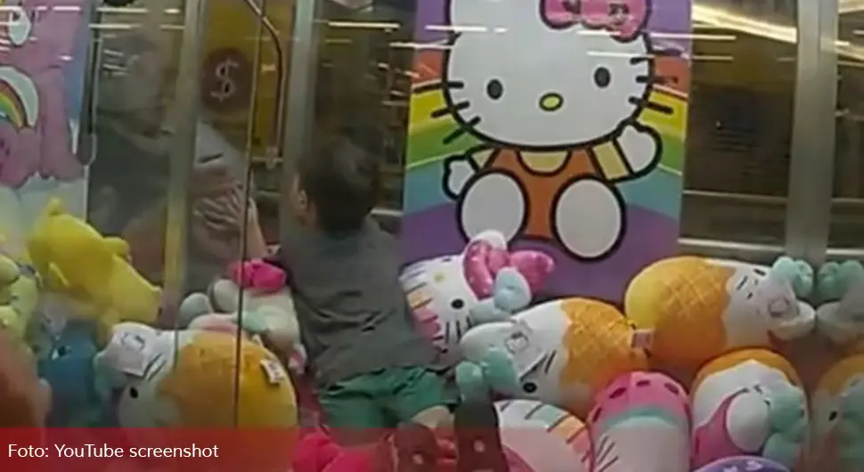 Дјечак (3) се заглавио у аутомату за хватање играчака!