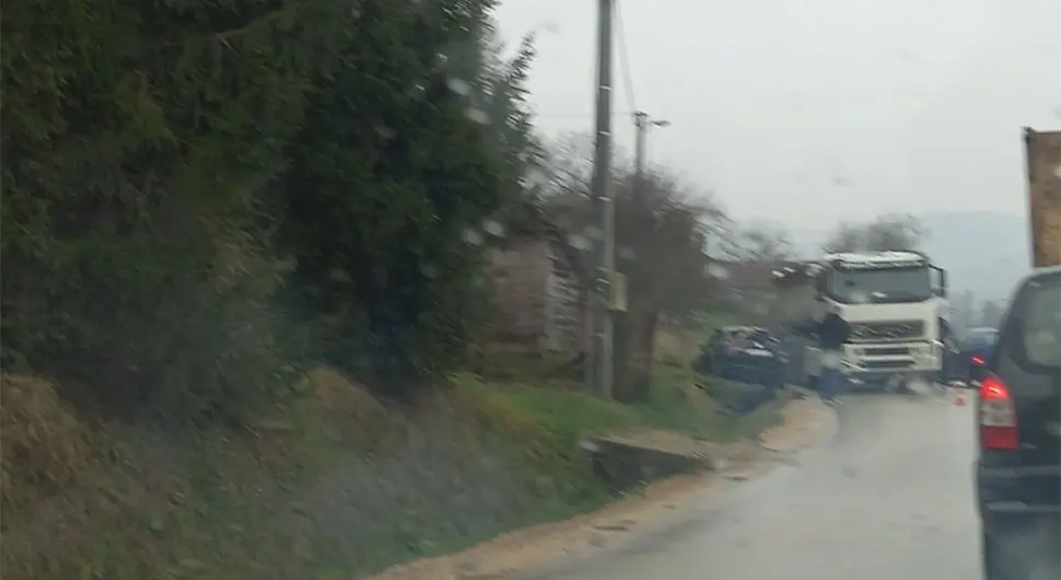 Стравично: Двоје мртвих у судару ”пасата” и камиона
