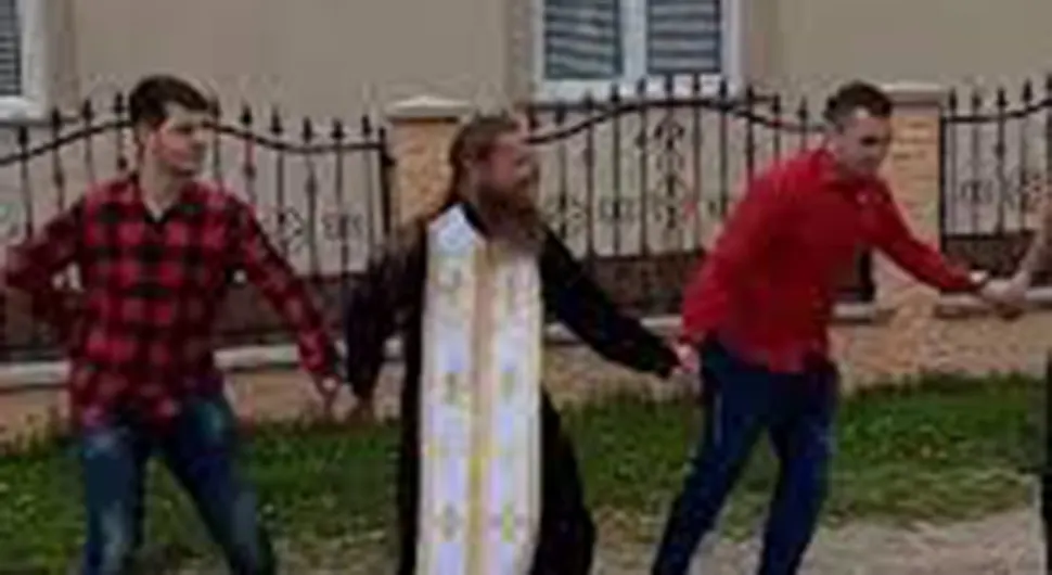 Свештеник заиграо коло