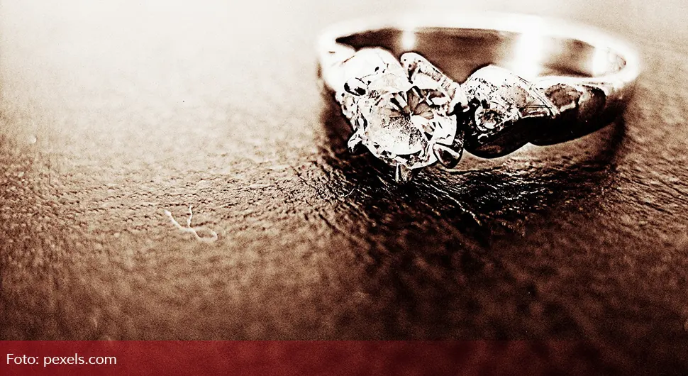 Продаје вјеренички прстен, дјевојка га одбила пред читавом породицом