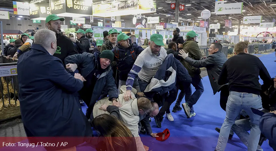 Хаос на сајму пољопривреде у Паризу! Фармери пробили капије, Макрон их позвао на "мир"