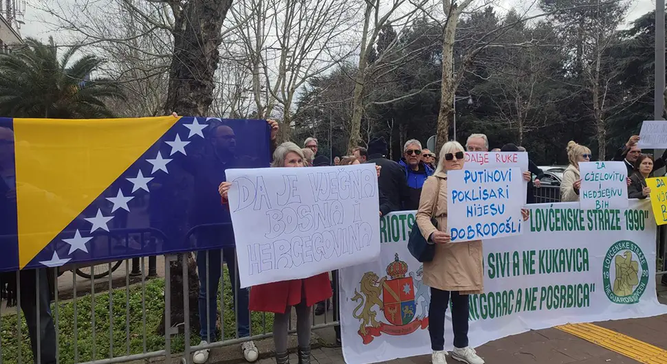 Шака јада против Додиковог доласка, он их поздравио са три прста
