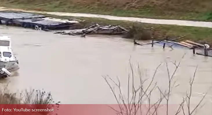 Задар под водом: Због олујног вјетра брод се насукао на улицу