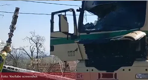 На магистралном путу се запалио камион пун трупаца