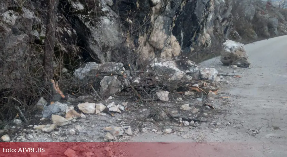 Мјестимично клизави коловози, учестали одрони