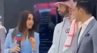 Робот ухватио новинарку за задњицу