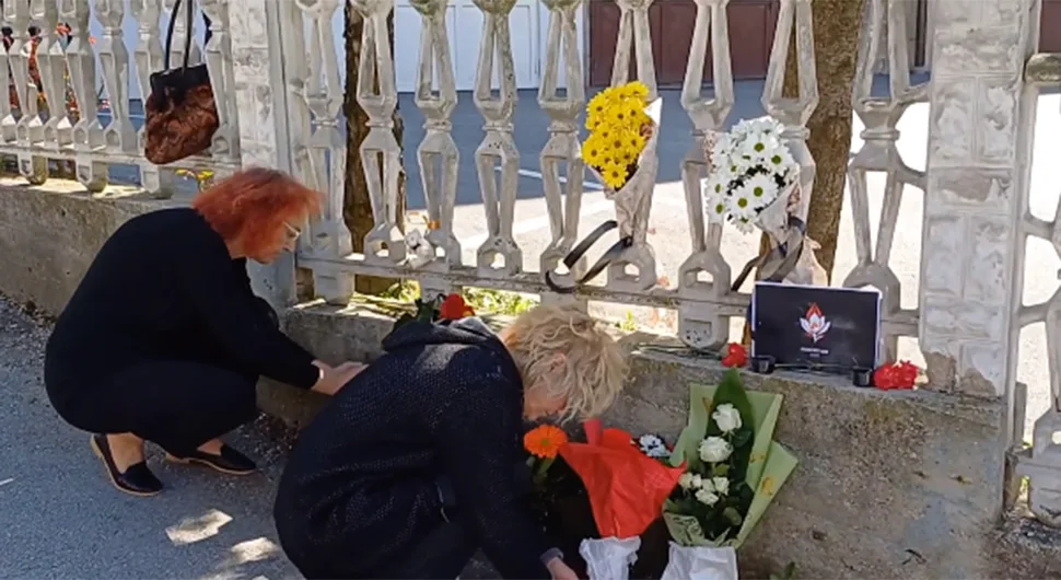 Цвијеће и свијеће за жртве напада у Москви испред Амбасаде Русије у БиХ