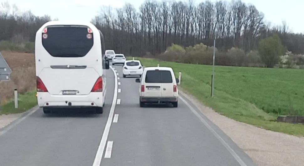 Возач аутобуса дивљао код Приједора - престиже колону