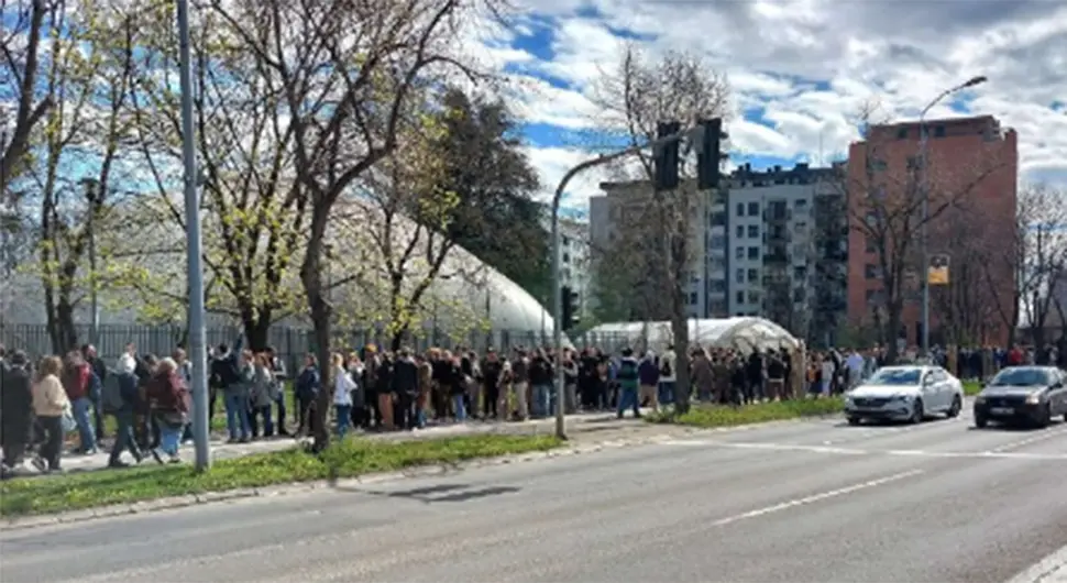 Дуги редови: Велики број Руса чека да гласа у Београду на руским изборима