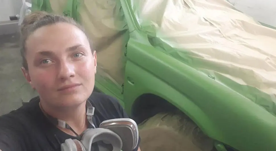 Мркоњићанка помјера границе: Јелена једина ауто-лимарка у свом крају