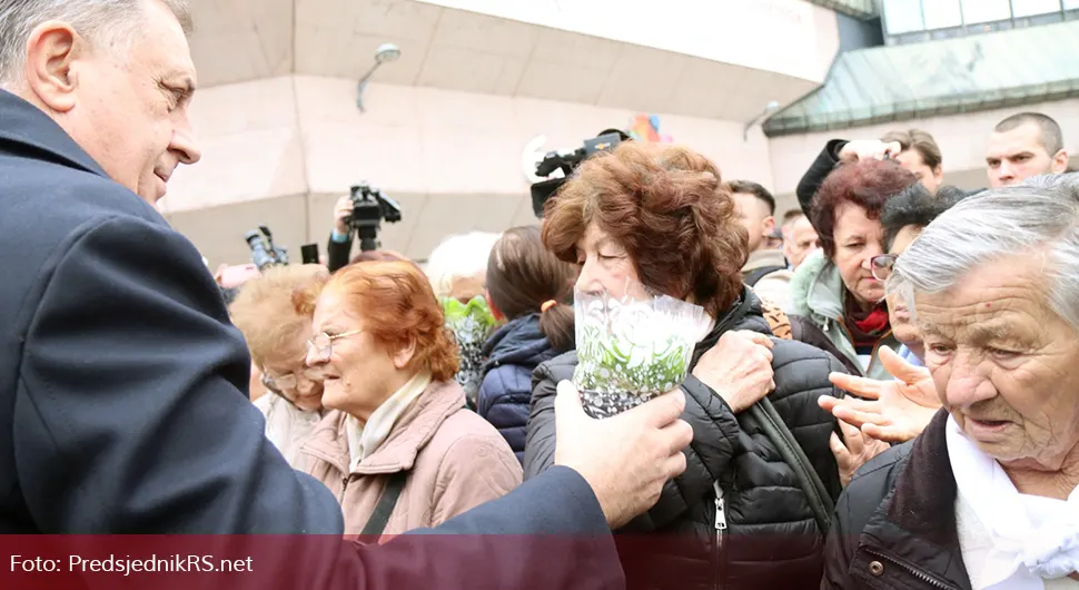 Додик подијелио цвијеће на Тргу Крајине: Српска ће донијети све прописе с циљем заштите жена