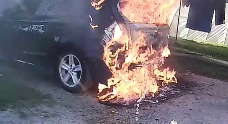 Изгорио BMW у Приједору