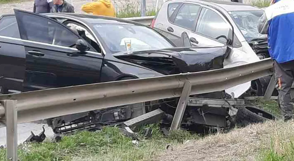Погинула жена у директном судару два возила код Добоја