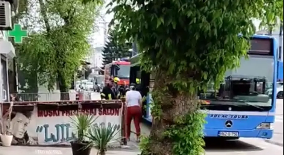 Дим истјерао путнике из градског аутобуса у Бањалуци