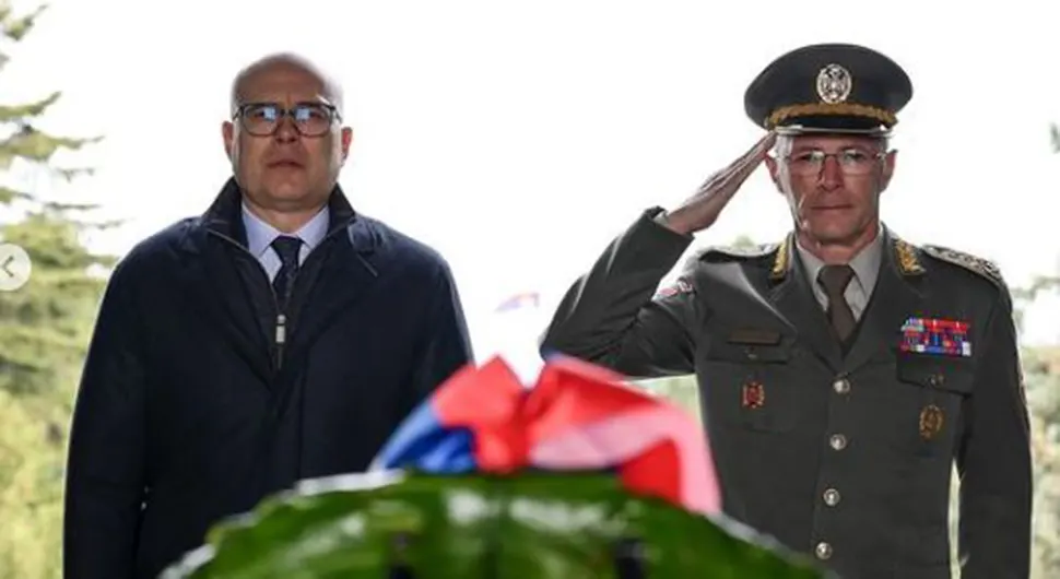 Дан Војске Србије; Вучевић положио вијенац на Споменик Незнаном јунаку на Авали
