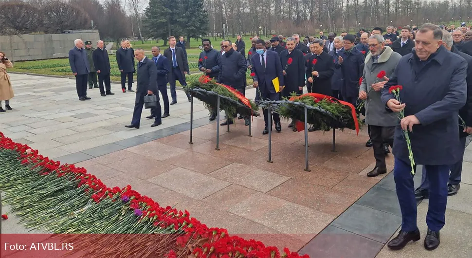 Додик на полагању вијенаца поводом годишњице ослобођења Лењинграда