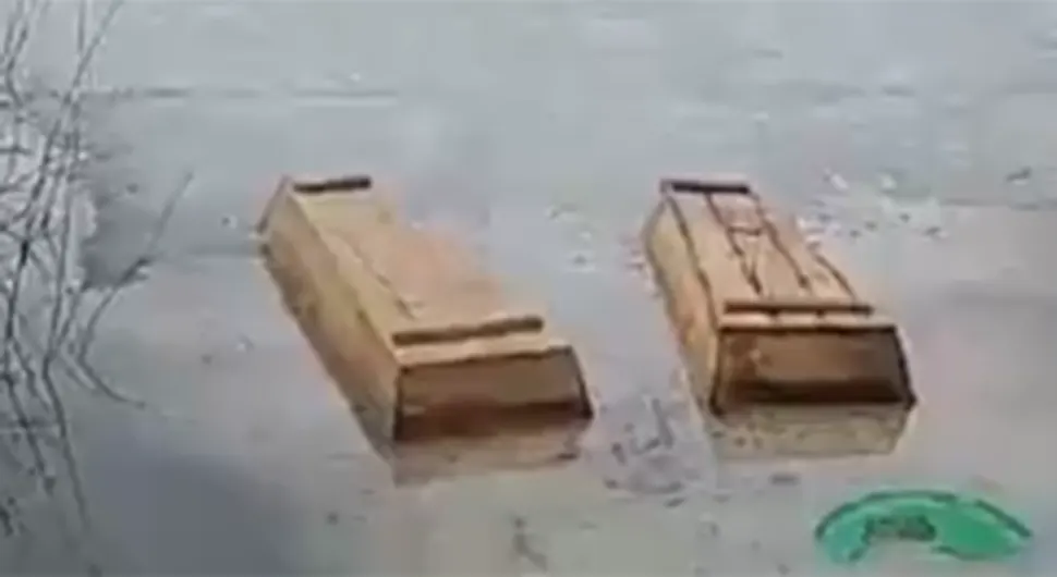 На обалу језера испливала два мртвачка ковчега