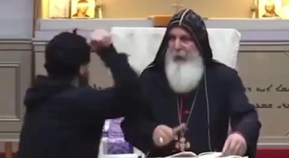Нови напад у Сиднеју: Ножем насрнуо на свештеника пред камерама