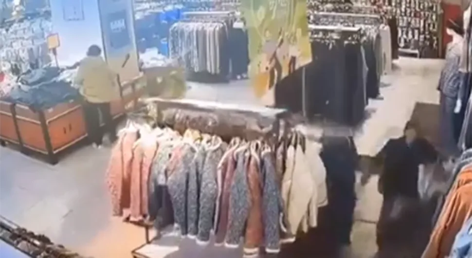 Хорор у тржном центру: Урушио се под радње
