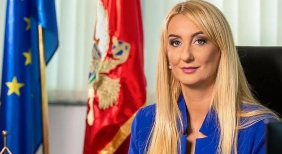 Жели накнаду за прековремени рад - Директорка сама себи најбољи радник