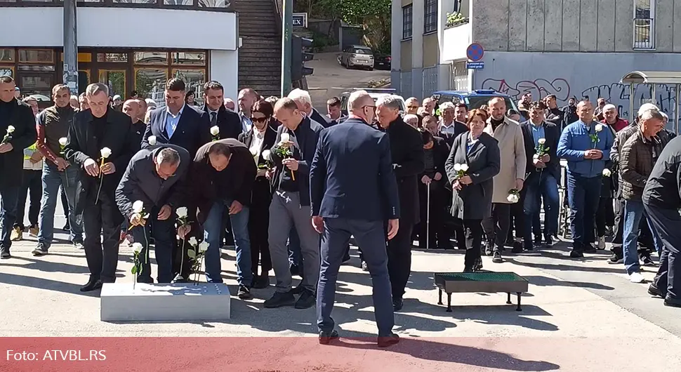 Мирном шетњом и полагањем цвијећа у Добровољачкој улици обиљежене 32 године од злочина