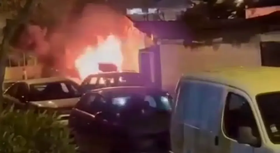 Хаос у Мостару: Навијачи Вележа отели транспаренте "Ултрасима", возило у пламену
